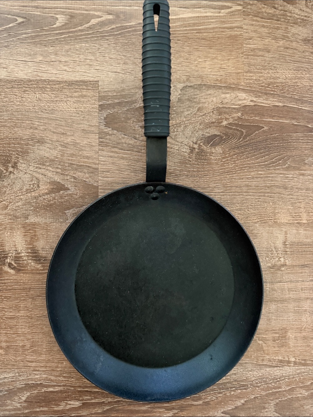 Black cast iron Frying Pan with Comfort Grip Handle